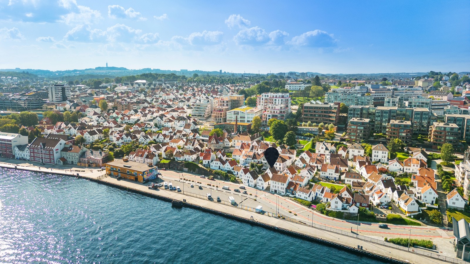Her bor man blant brosteinsbelagte gater, irr-grønne gressplener, bugnende blomsterbed og sjarmerende småhusidyll. Galleribilde
