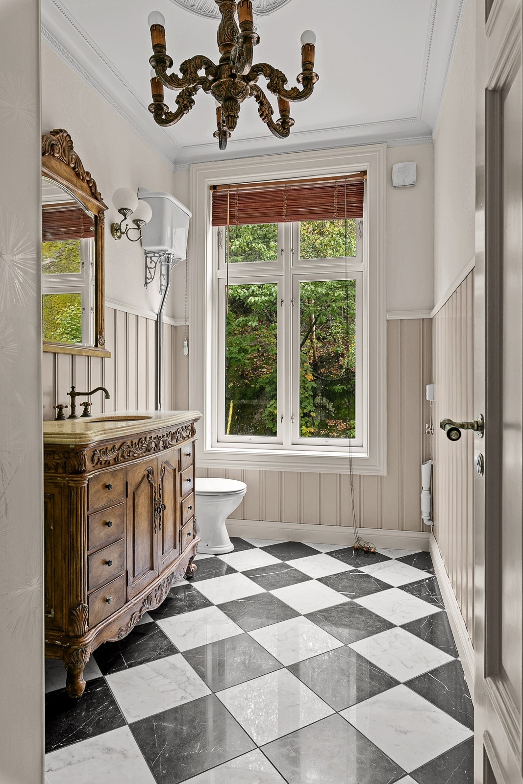 Badet er utstyrt med dusjkabinett og høytskyllende toalett med veggmontert sisterne. Galleribilde