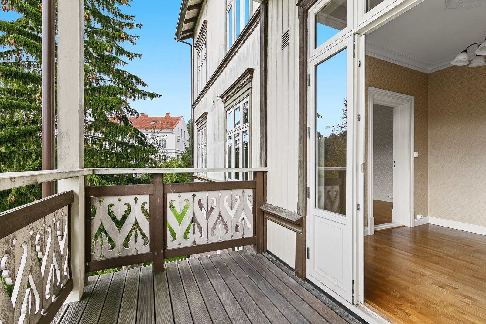 Fra det ene soverommet er det direkte utgang til tilhørende sørvestvendt balkong. Galleribilde