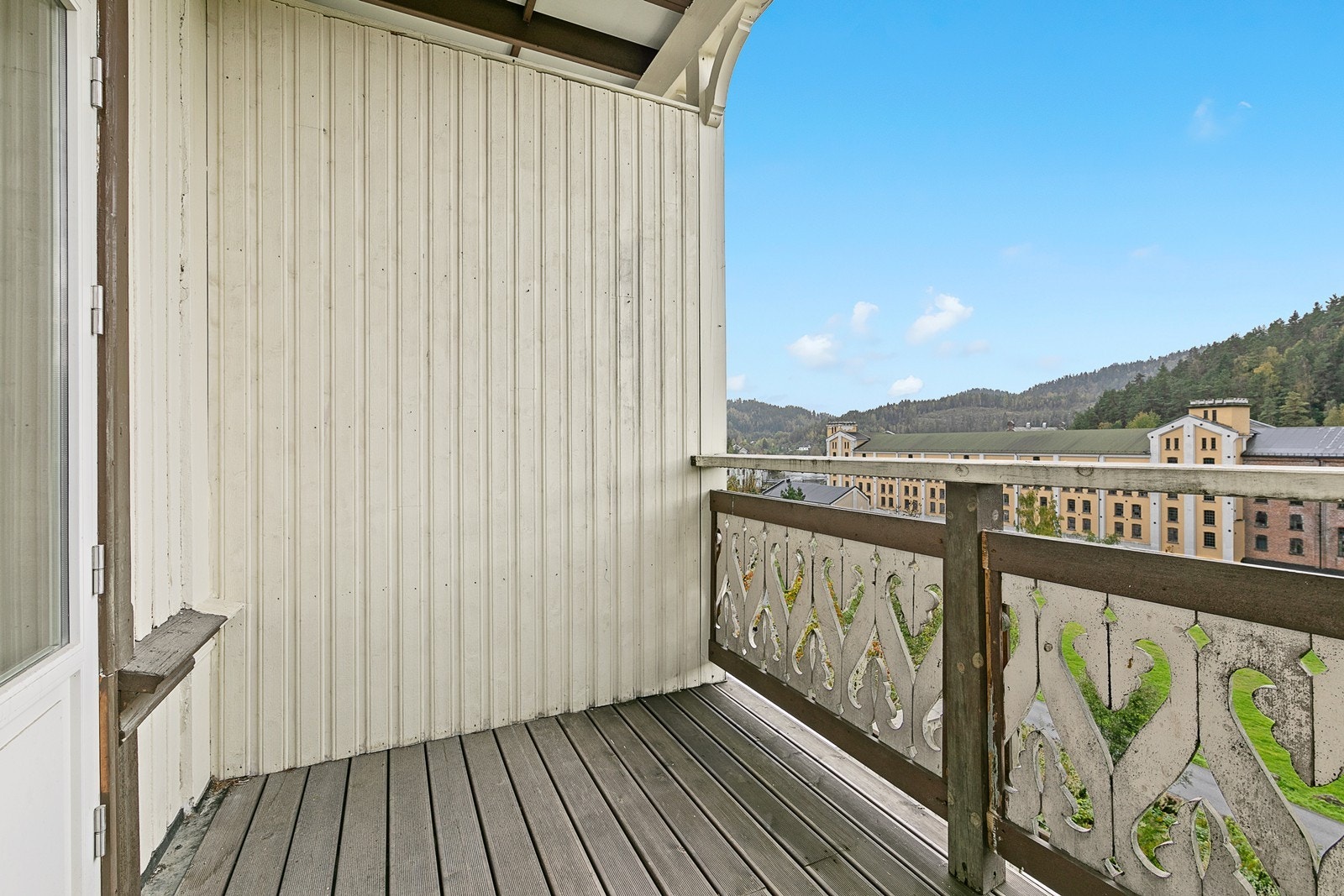Balkongen har fin utsikt og er solrik. Galleribilde