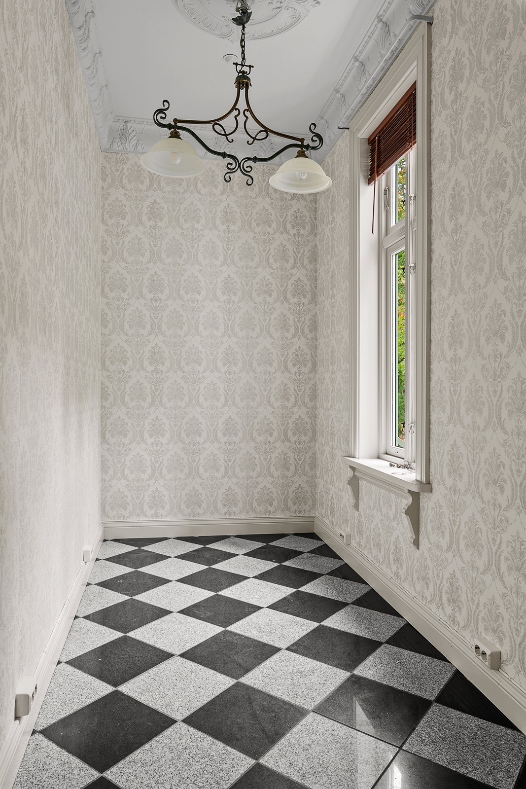 På kjøkkenet er det plass til et spisebord. Den innerste delen av kjøkkenet er opprinnelig byggemeldt som bod, og er derfor ikke godkjent til varig opphold. Galleribilde