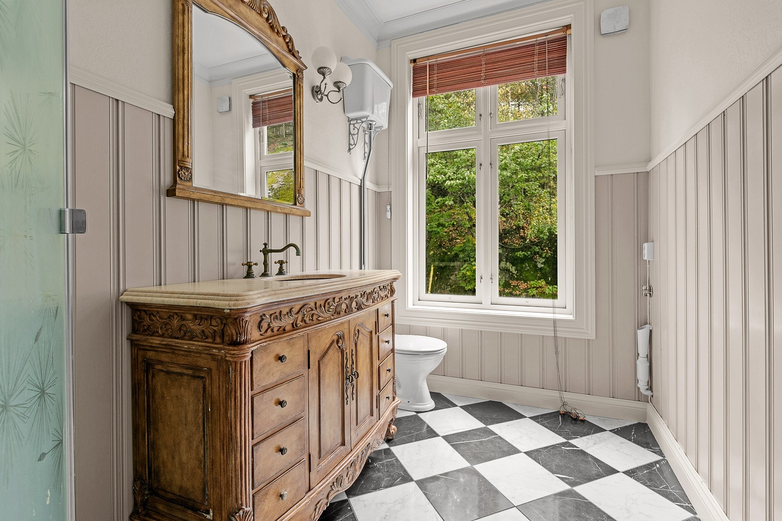 Flott bad som er pusset opp i senere tid. Merk at det er opplegg for vaskemaskin på badet. Galleribilde