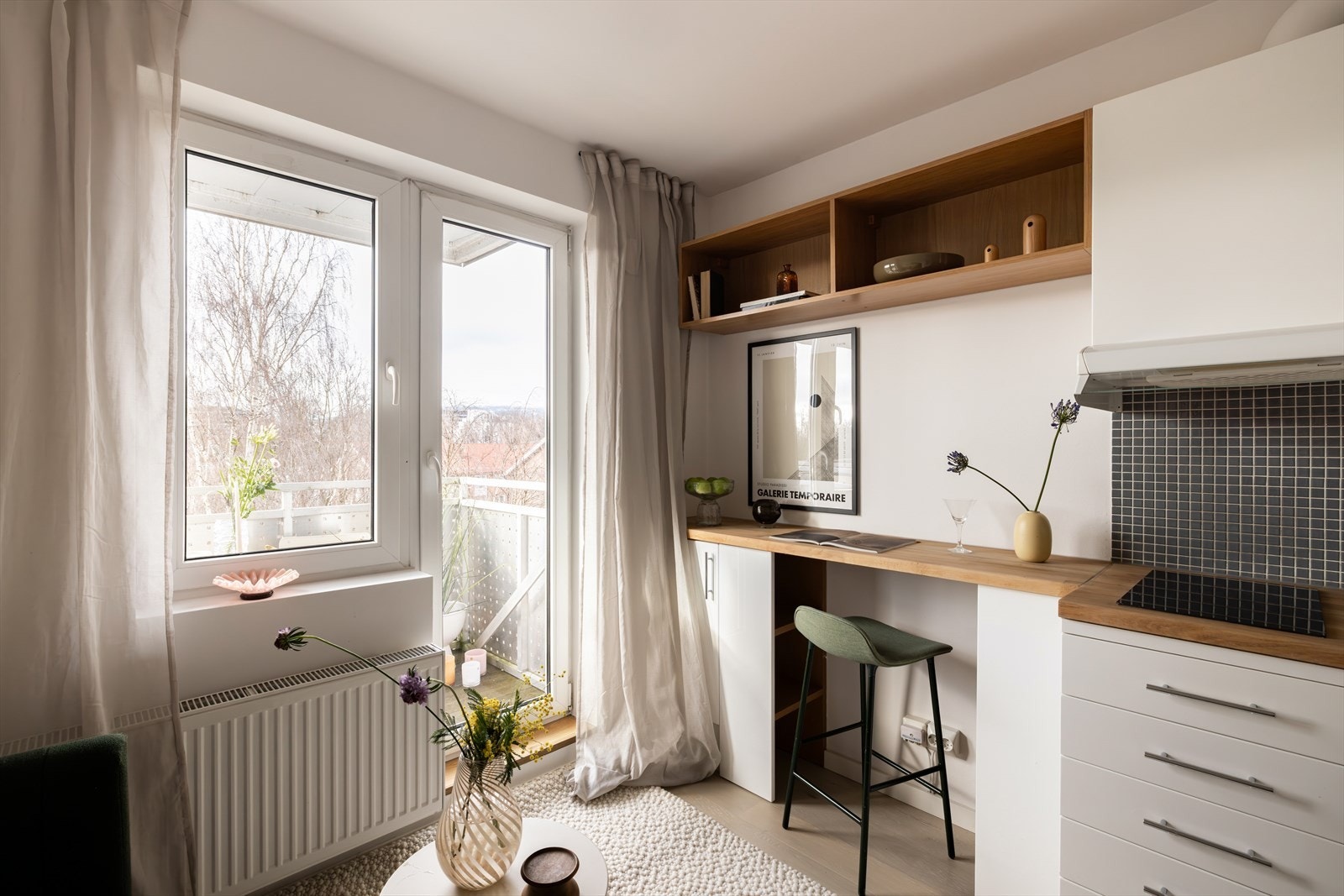 Stuen/kjøkkenet gir mulighet for sofa og spisehjørne. Galleribilde