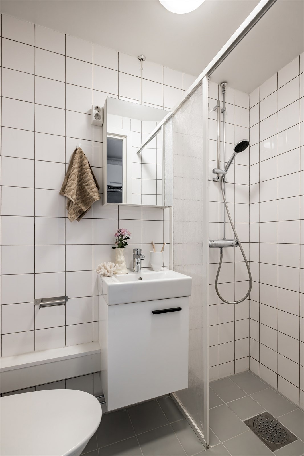 Helfliset baderom med romslig dusjhjørne. Badet har elektriske varmekabler i gulv. Galleribilde