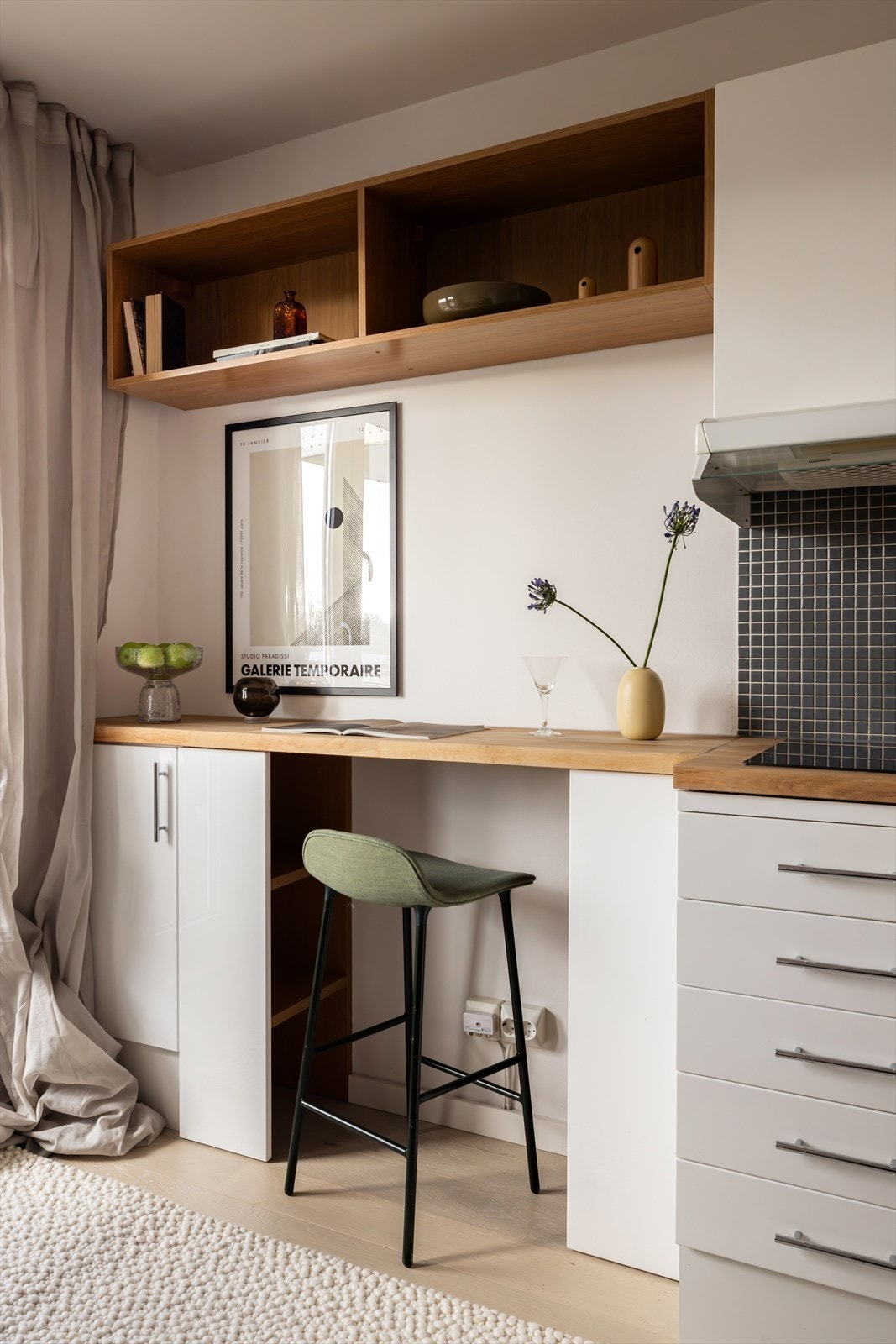 Hvitevarer på kjøkken, som er i leiligheten på visning, medfølger handelen. Galleribilde