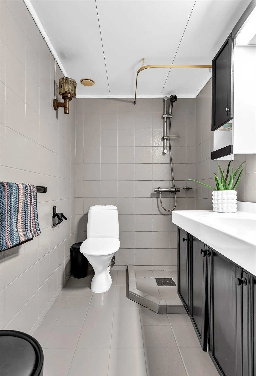På badet er det dusj, toalett og innredning med servant. Galleribilde