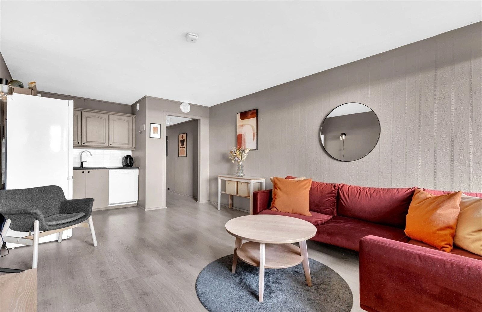 Stuen er åpen og lys har god plass til sofagruppe og mindre spisebord. Galleribilde