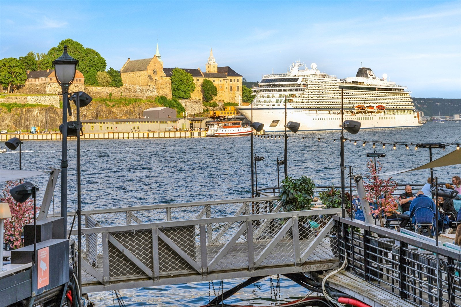 Fra leiligheten er det gangavstand til flere populære steder som Solli Plass, Majorstuen med Bogstadveien, Skøyen, Aker Brygge/Tjuvholmen og sentrum. Galleribilde