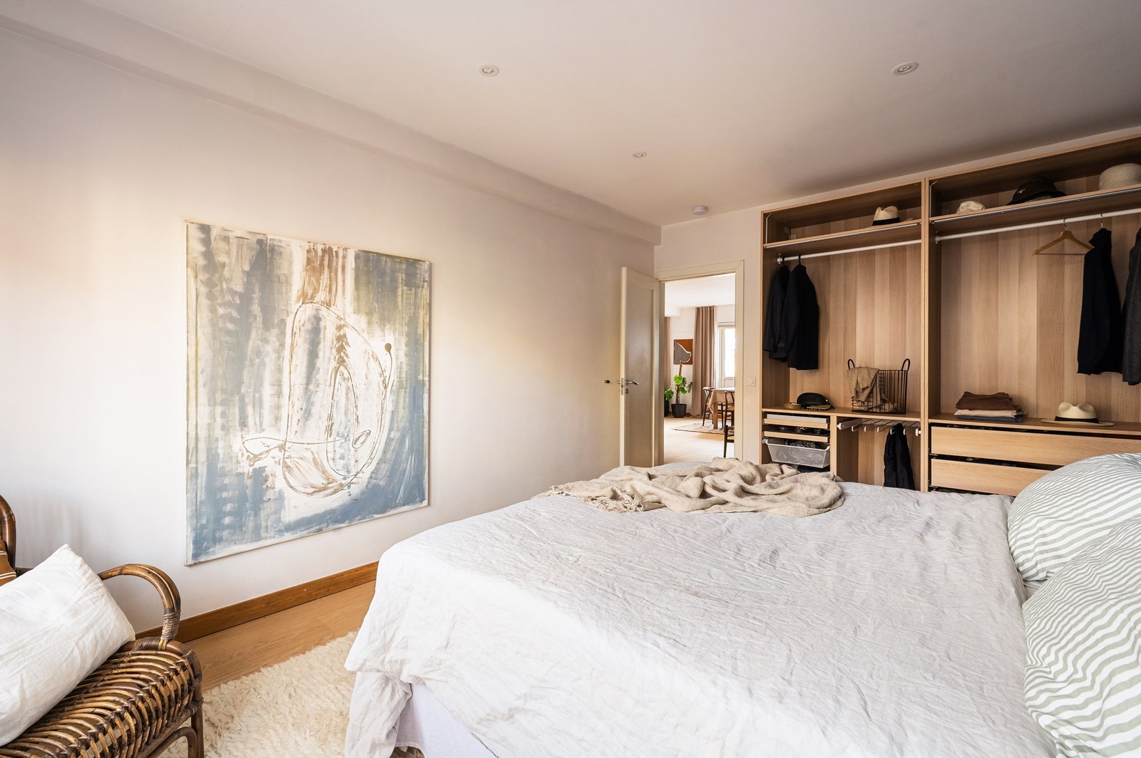 God plass til garderobeskap og annet oppbevaringsmøblement. Galleribilde