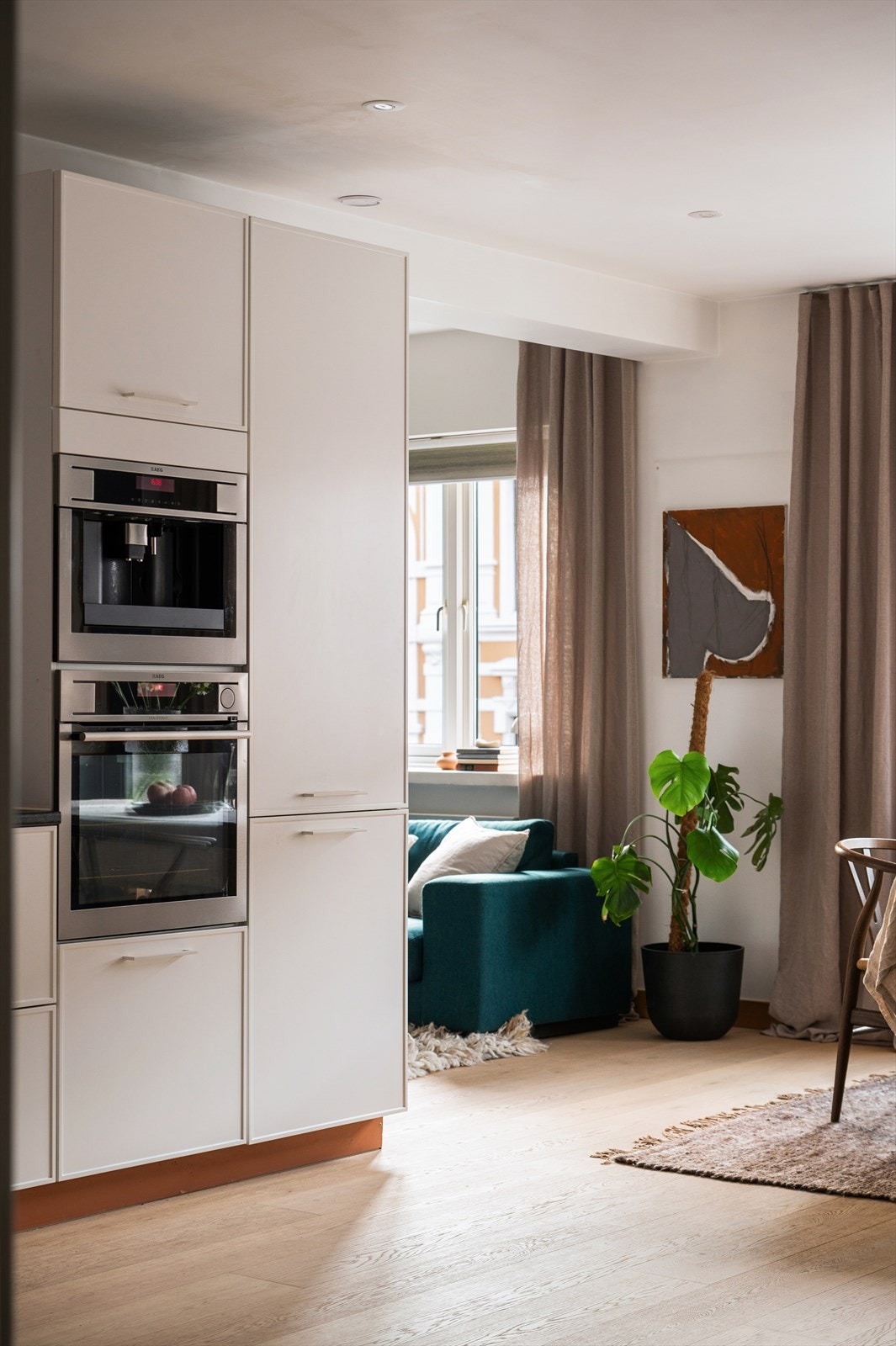 Hvitevarene er integrert med gasskoketopp, oppvaskmaskin, stekeovn, kaffemaskin og kjøl/fryseskap. Galleribilde