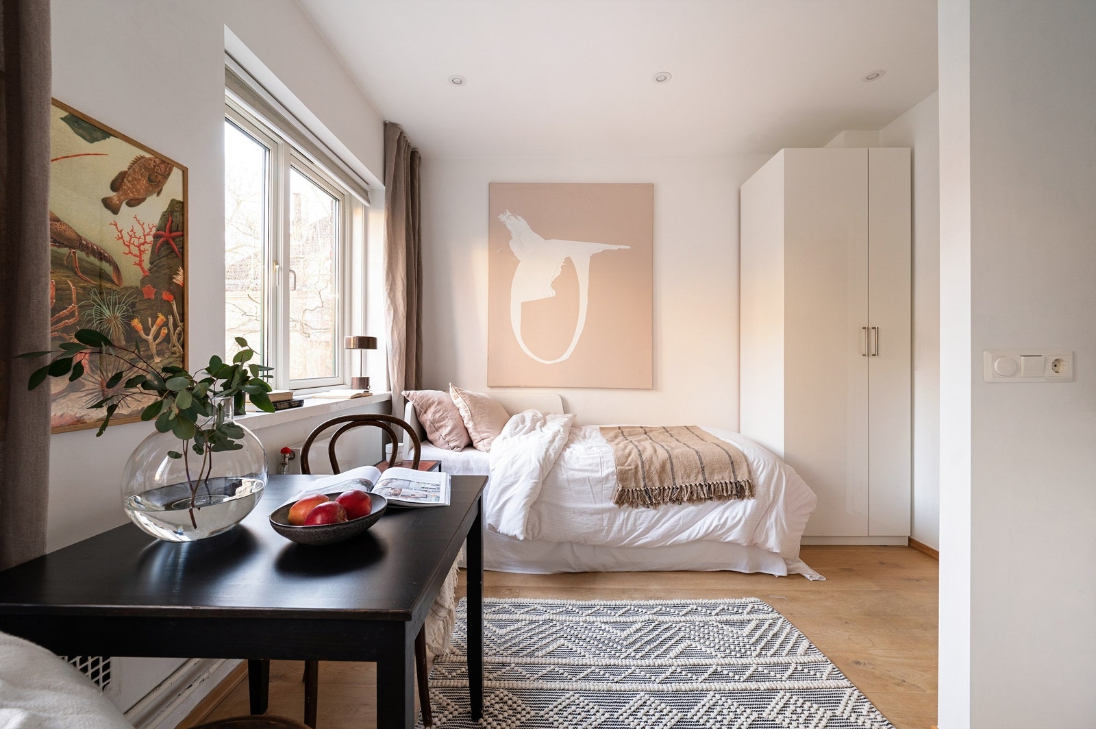 Rommet har store vindusflater som sørger for optimale lysforhold. Galleribilde