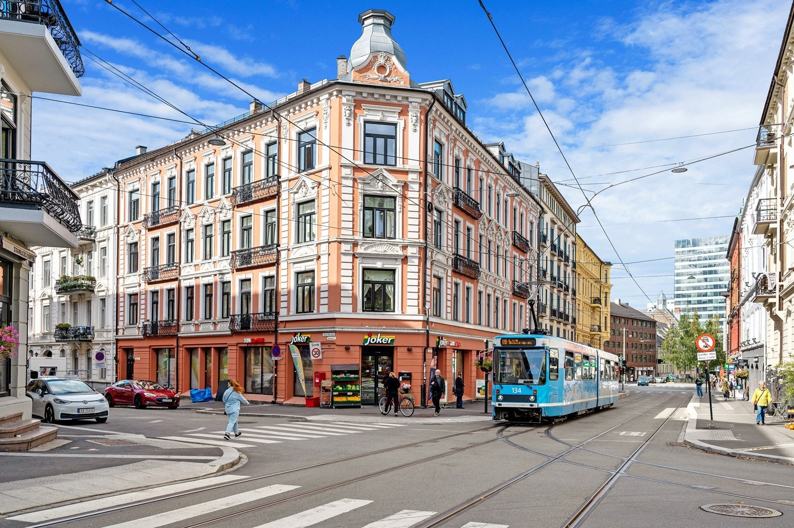 Fra boligen er det enkelt å komme seg rundt om i byen. Fra Frognerveien går trikk nr. 12 og 15. Herfra kjører også busslinje 12N (Majorstuen og Kjelsås). For øvrig kort vei Frogner Plass med busslinje 20 (Galgeberg og Skøyen). Galleribilde