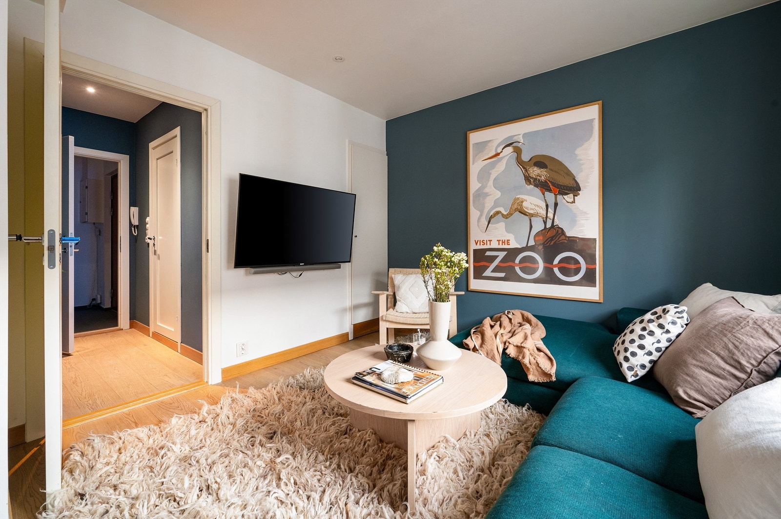 God plass til hyggelig sofagruppe med tilhørende salongbord, tv-seksjon og stort spisebord. Galleribilde