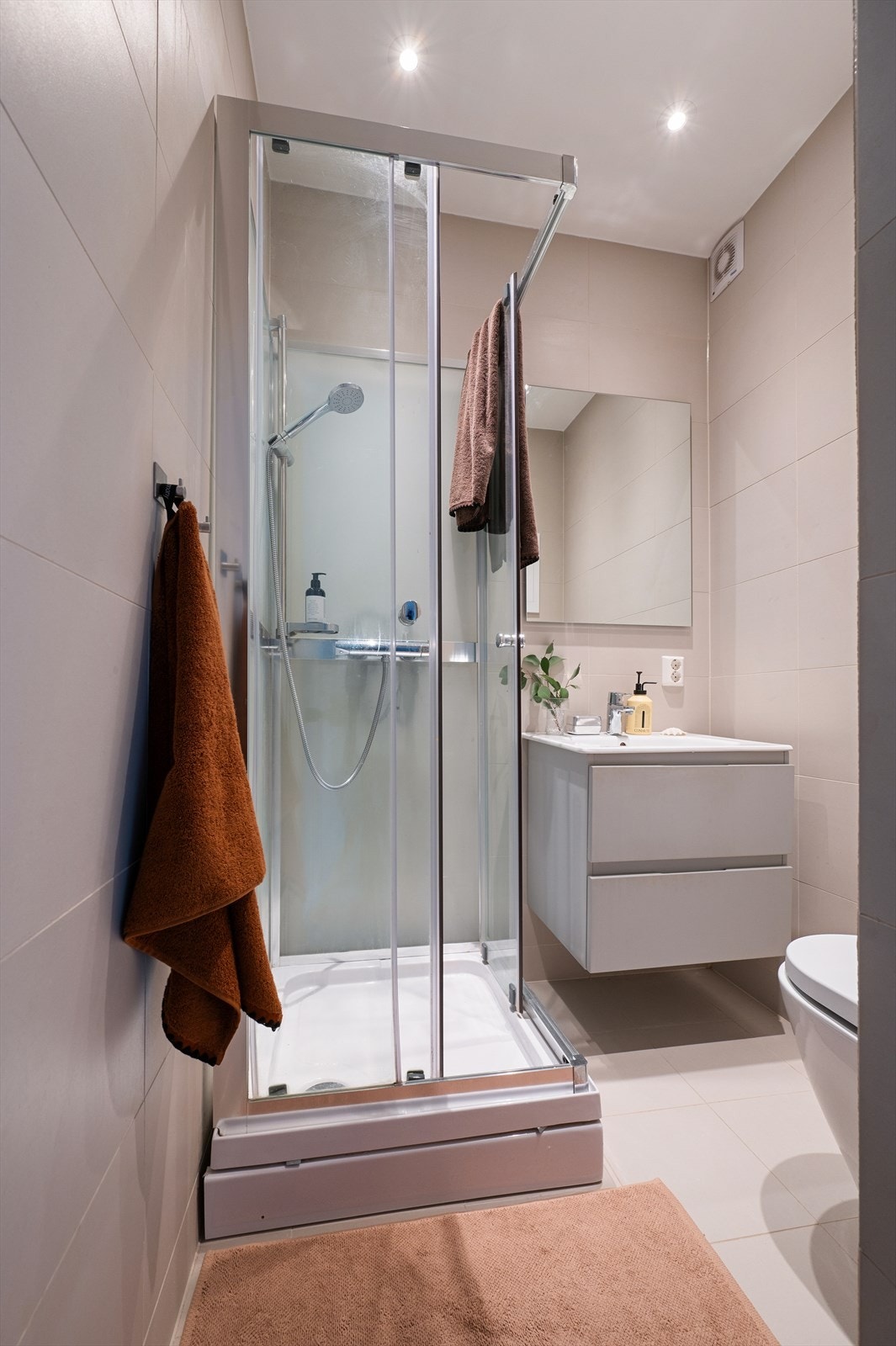 Lyst og delikat baderom med flislagte overflater og varme i gulvet. Innfelt downlights i himlingen. Galleribilde