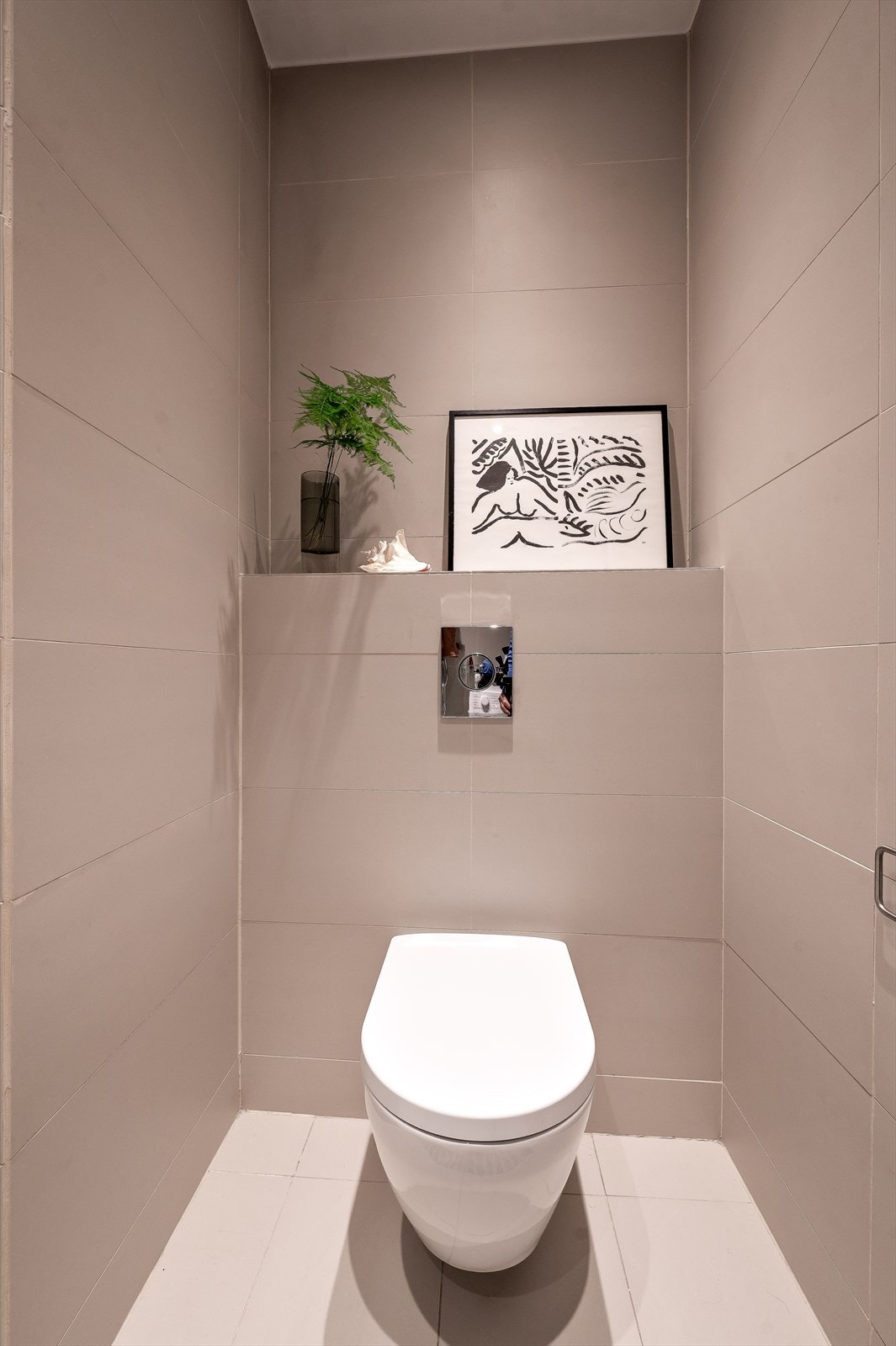 Innfelt downlights i himlingen. Innredningen består av vegghengt toalett, servant med innredning og dusjhjørne med svingbare glassdører. Galleribilde