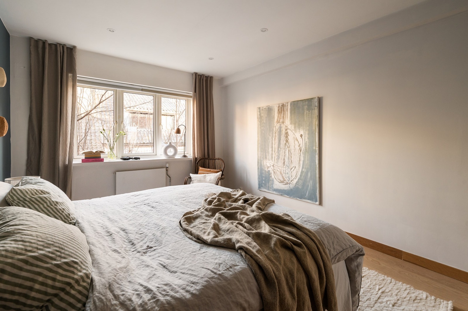 Stort vindu gjør rommet lyst og luftig. Galleribilde