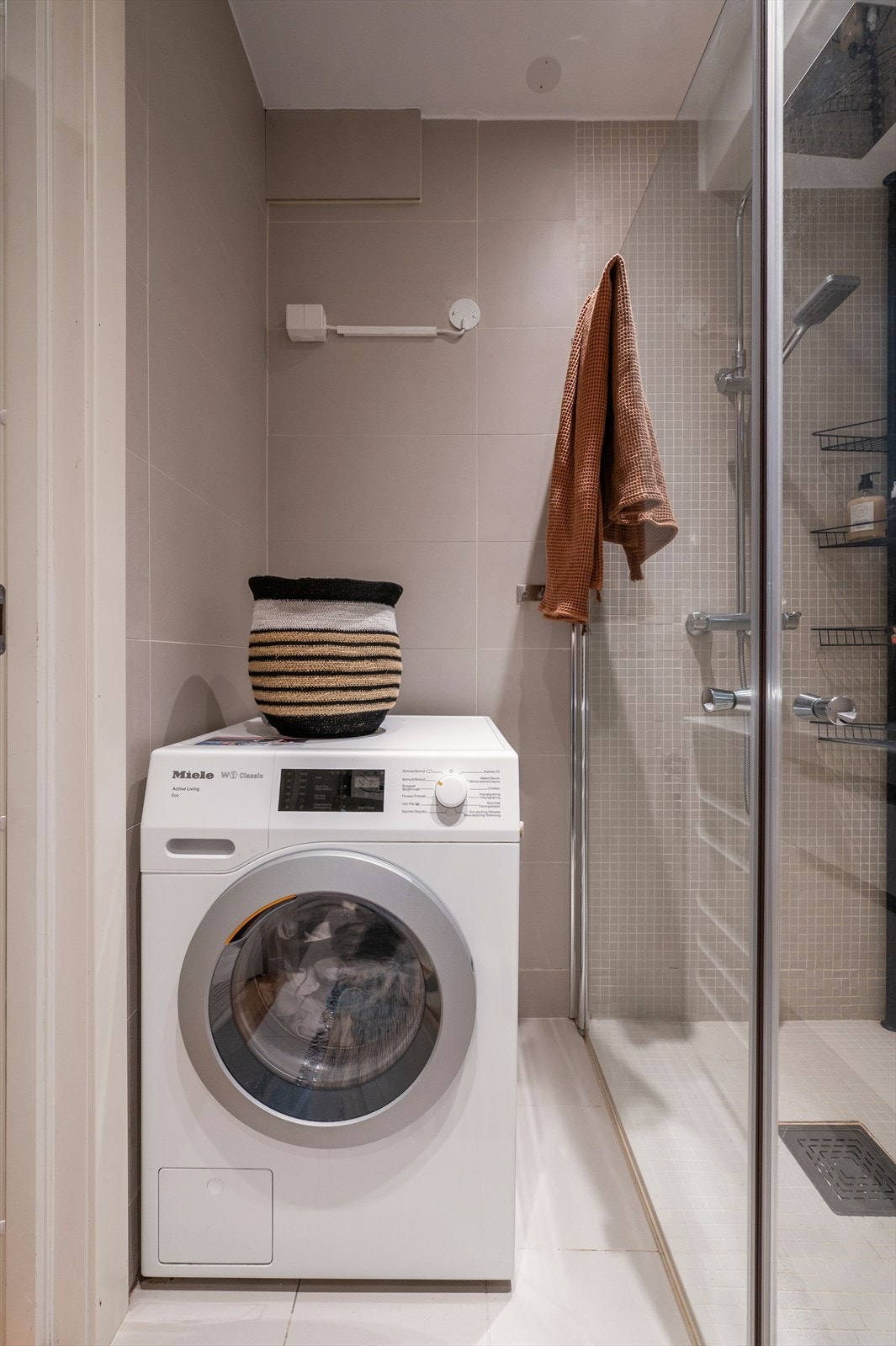 Opplegg for vaskemaskin og elektrisk styrt vifte. Galleribilde