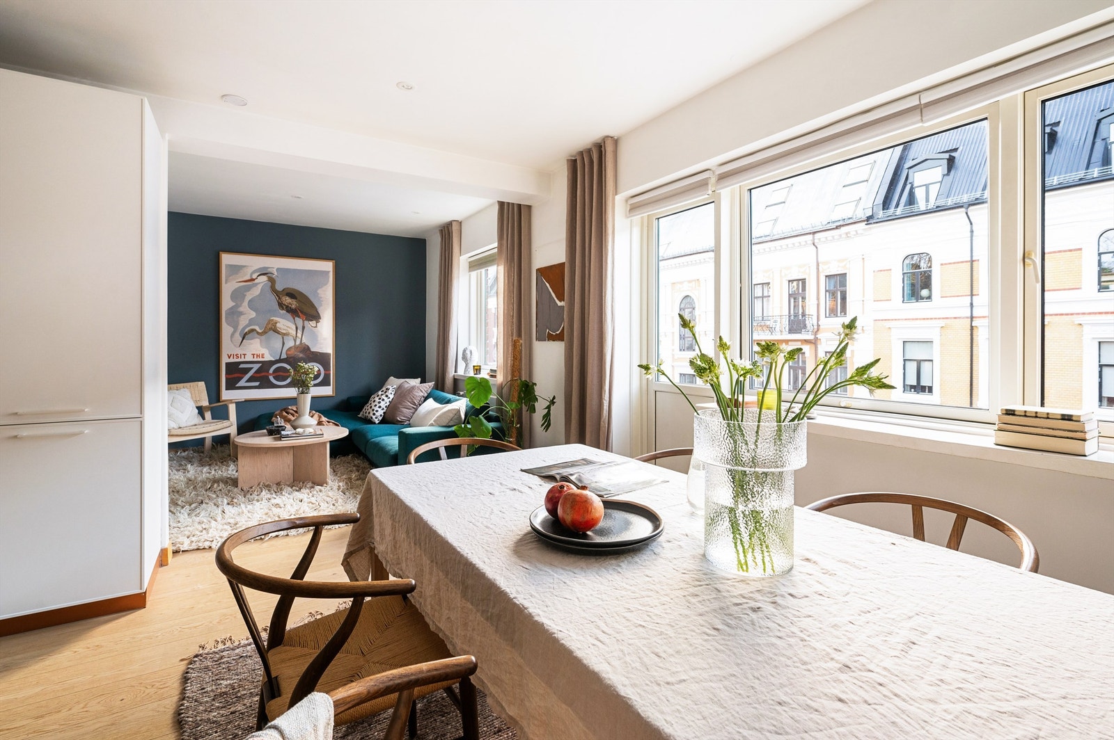 Store vindusflater bidrar til rikelig med lysinnslipp som skaper en lys og luftig atmosfære i rommet. Galleribilde