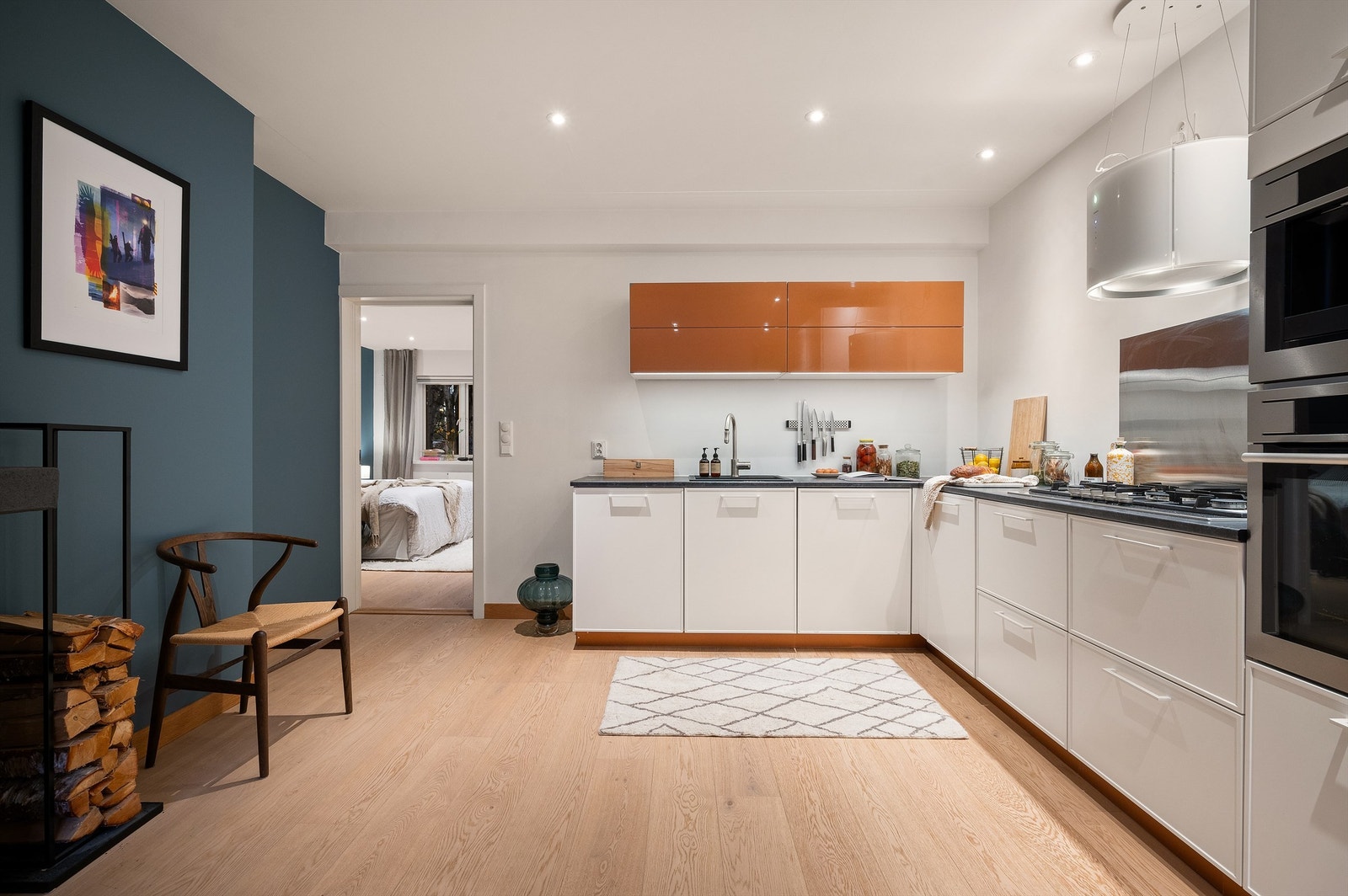 Leilighetens kjøkkeninnredning er glatte fronter fra Rotpunkt. Videre er det laminat benkeplate med nedfelt vaskekum. Galleribilde