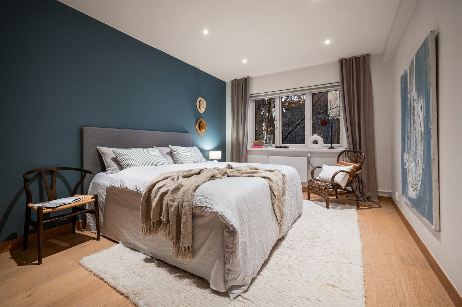 Leiligheten har et svært romslig soverom med god plass til dobbeltseng med tilhørende nattbord og garderobeskap. Galleribilde