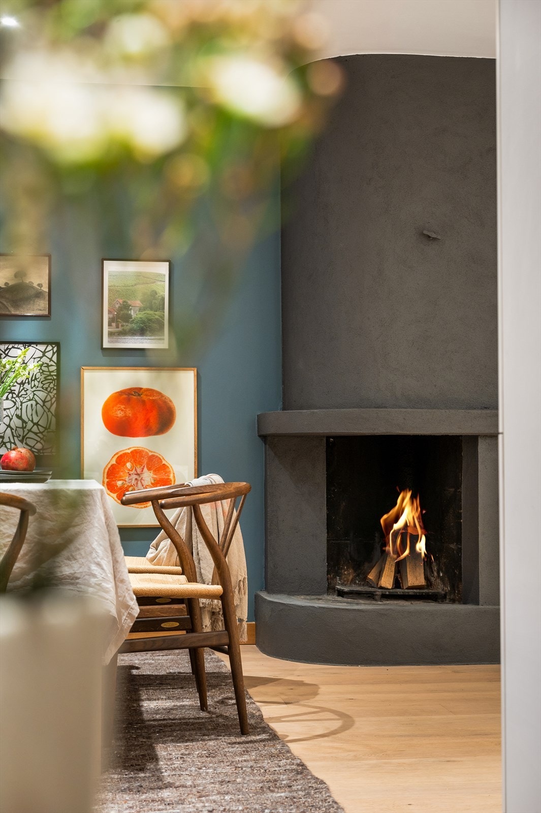 Stuen har en peis som bidrar med mye hygge, samt godt med varme på kalde høst- og vinterdager. Galleribilde