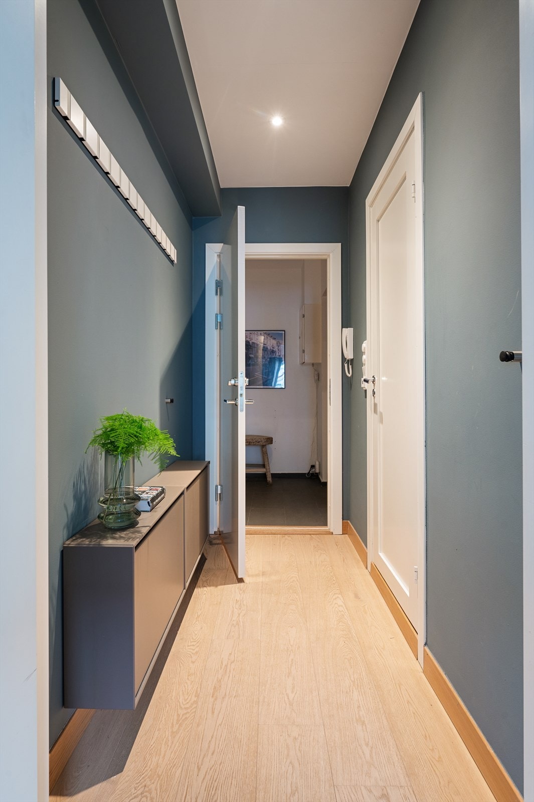 Velkommen inn! Leilighetens entré er lys og innbydende og gir et meget godt førsteinntrykk av boligen. Galleribilde