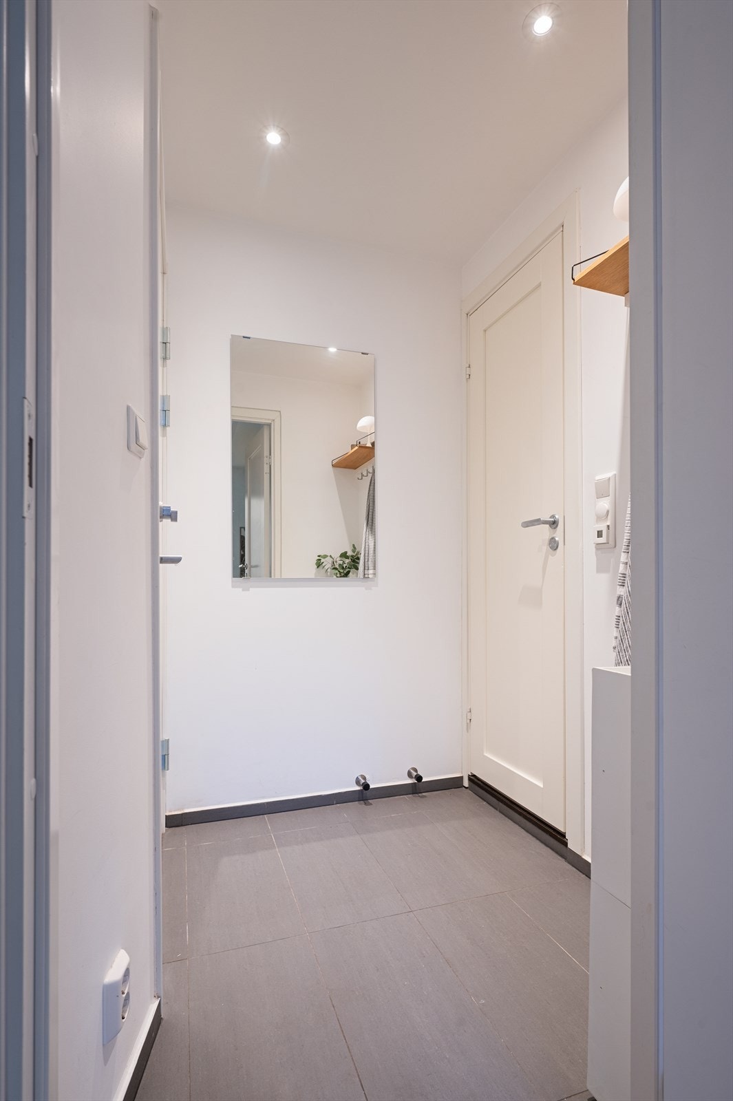 Leiligheten og hybelen har en felles entré som fører videre inn til leilighetens gang og hybelens gang. Galleribilde