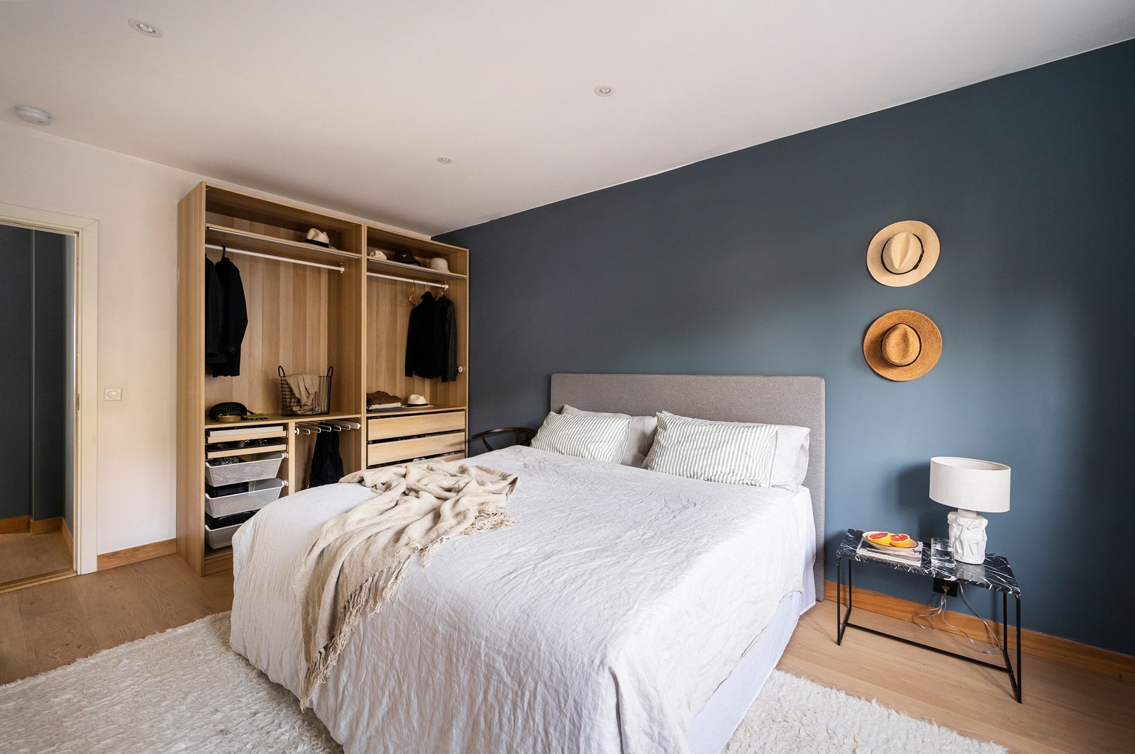 Veggene er malt i en lun farge som gir en deilig atmosfære å sove i. Galleribilde