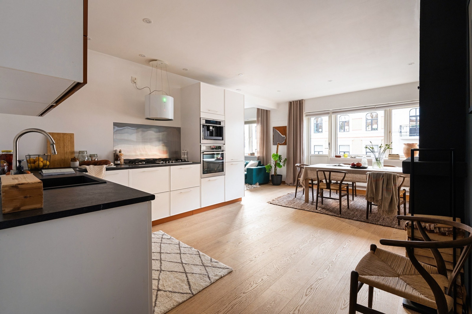 Leiligheten har en sosial og åpen stue/-kjøkkenløsning. Galleribilde