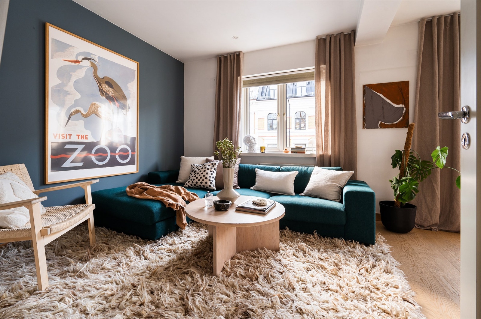 Stuen er av god størrelse og kan følgelig enkelt innredes etter eget behov og personlig stil. Galleribilde