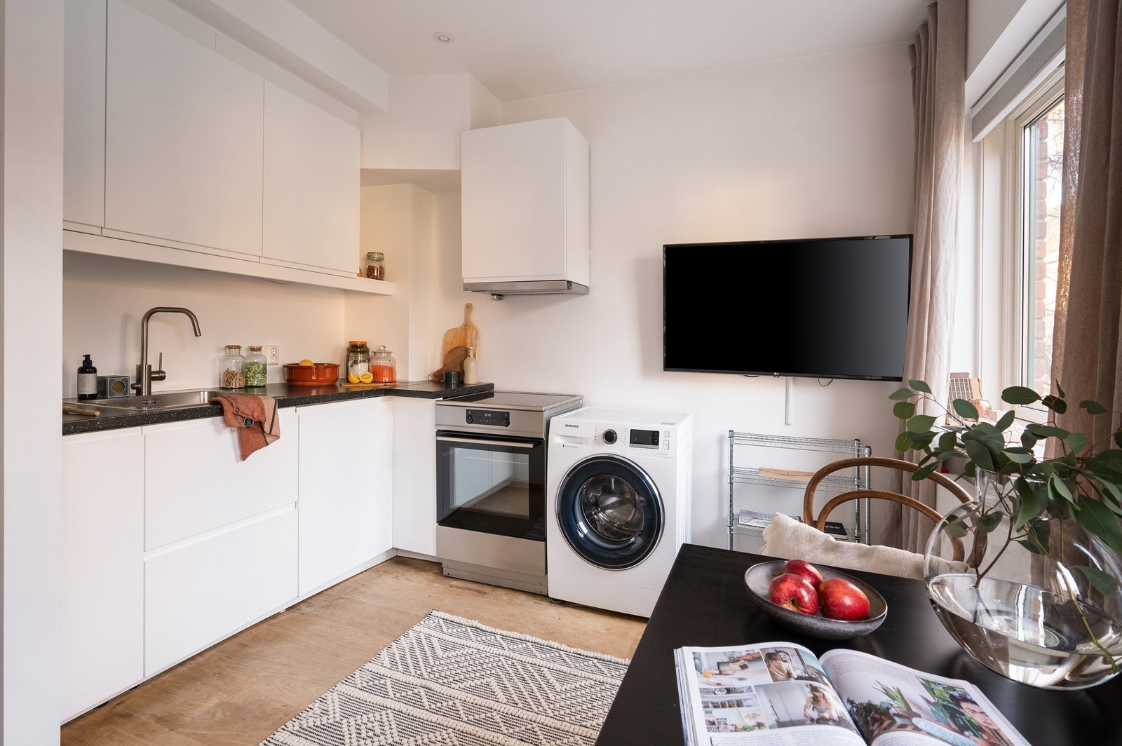 Oppholdsrommet i hybelen er romslig med plass til spisebord, sofa, salongbord og seng. Galleribilde