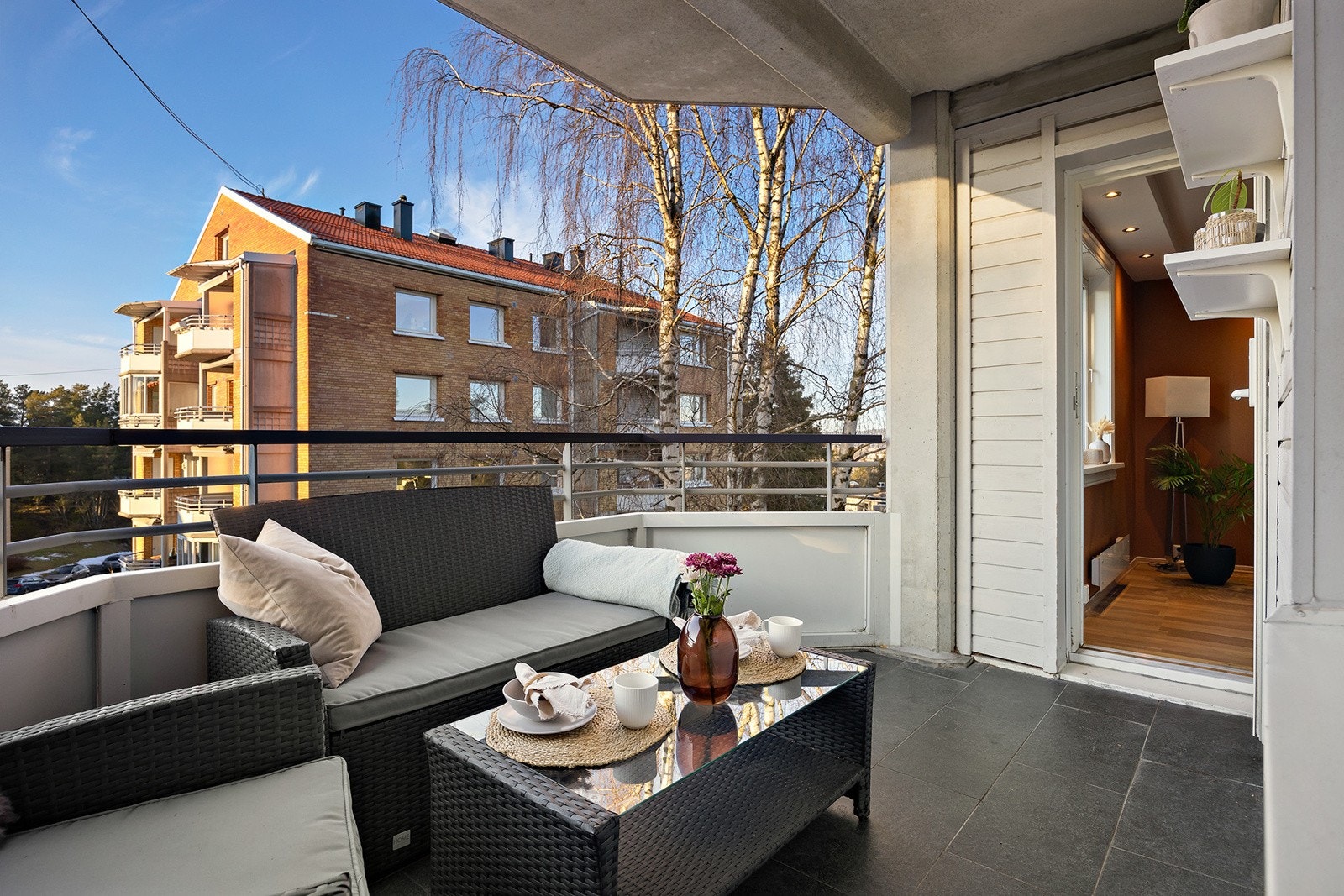 Her kan du nyte solen på sommerstid. Det er god plass til sittegruppe og grill. Et fint sted å nyte late dager! Galleribilde