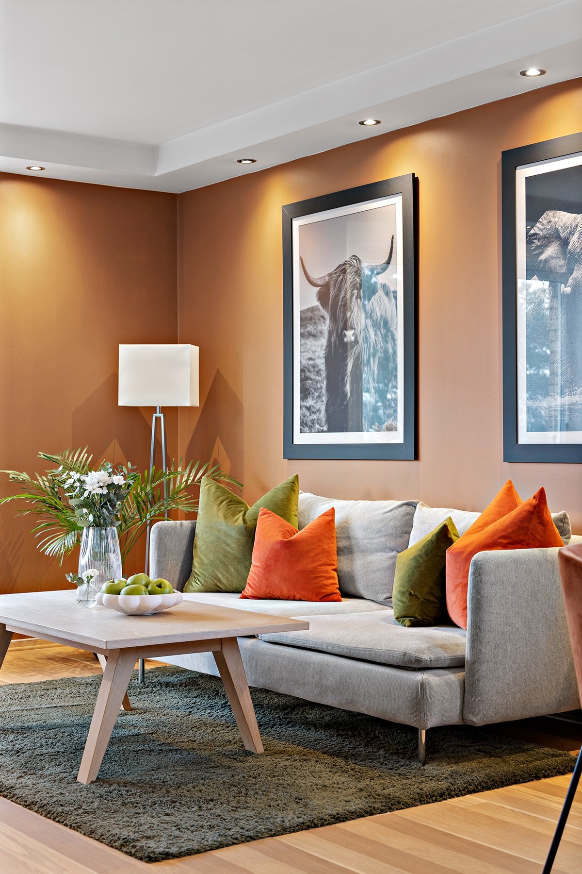 Lekker og moderne stue med god plass til sofa- og sittegruppe, spisebord samt mediemøblement Galleribilde
