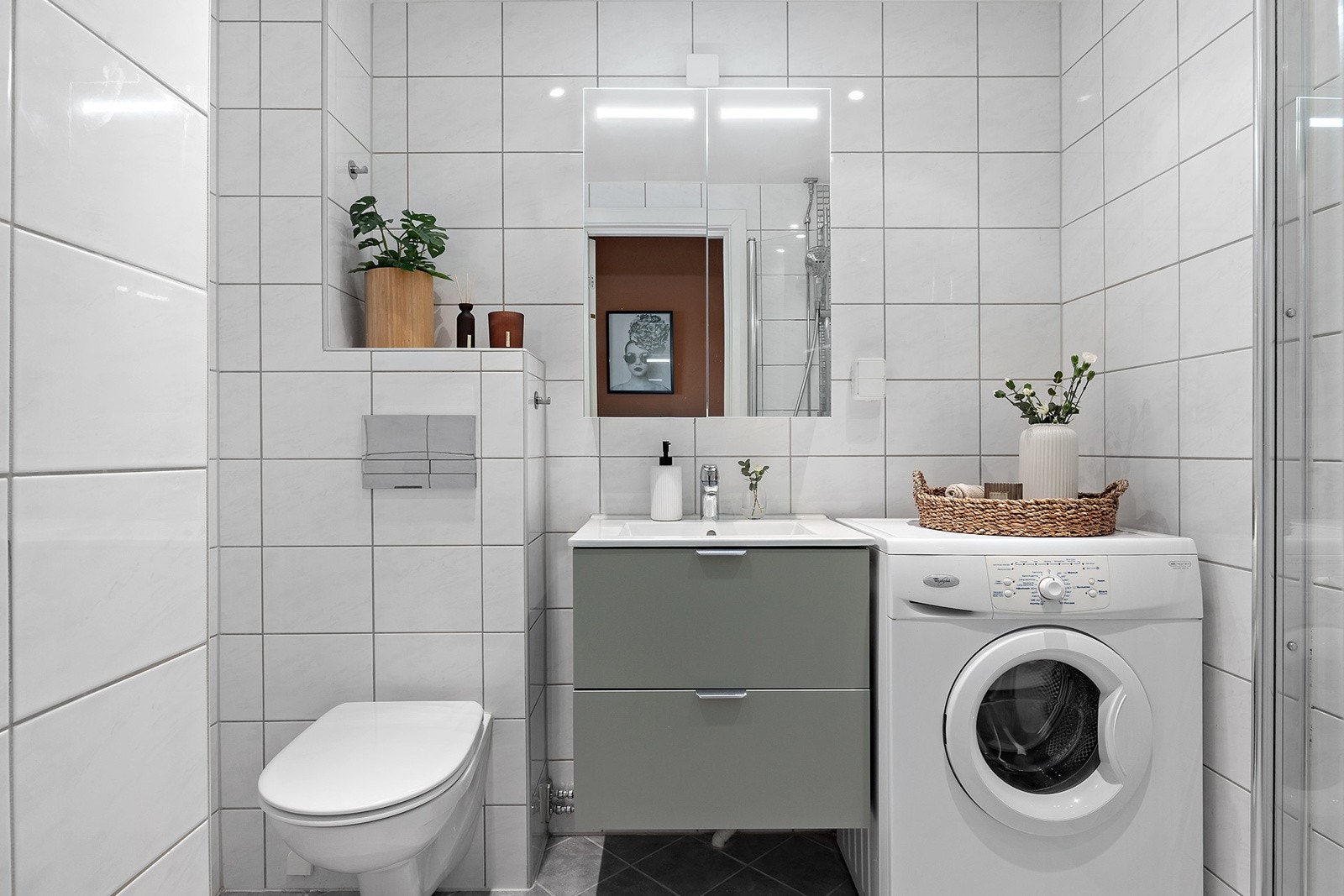 Badet er av god standard og er pusset opp i 2012 i regi av borettslaget. Badet har fliser på gulv og vegger med varme i gulvet. Galleribilde