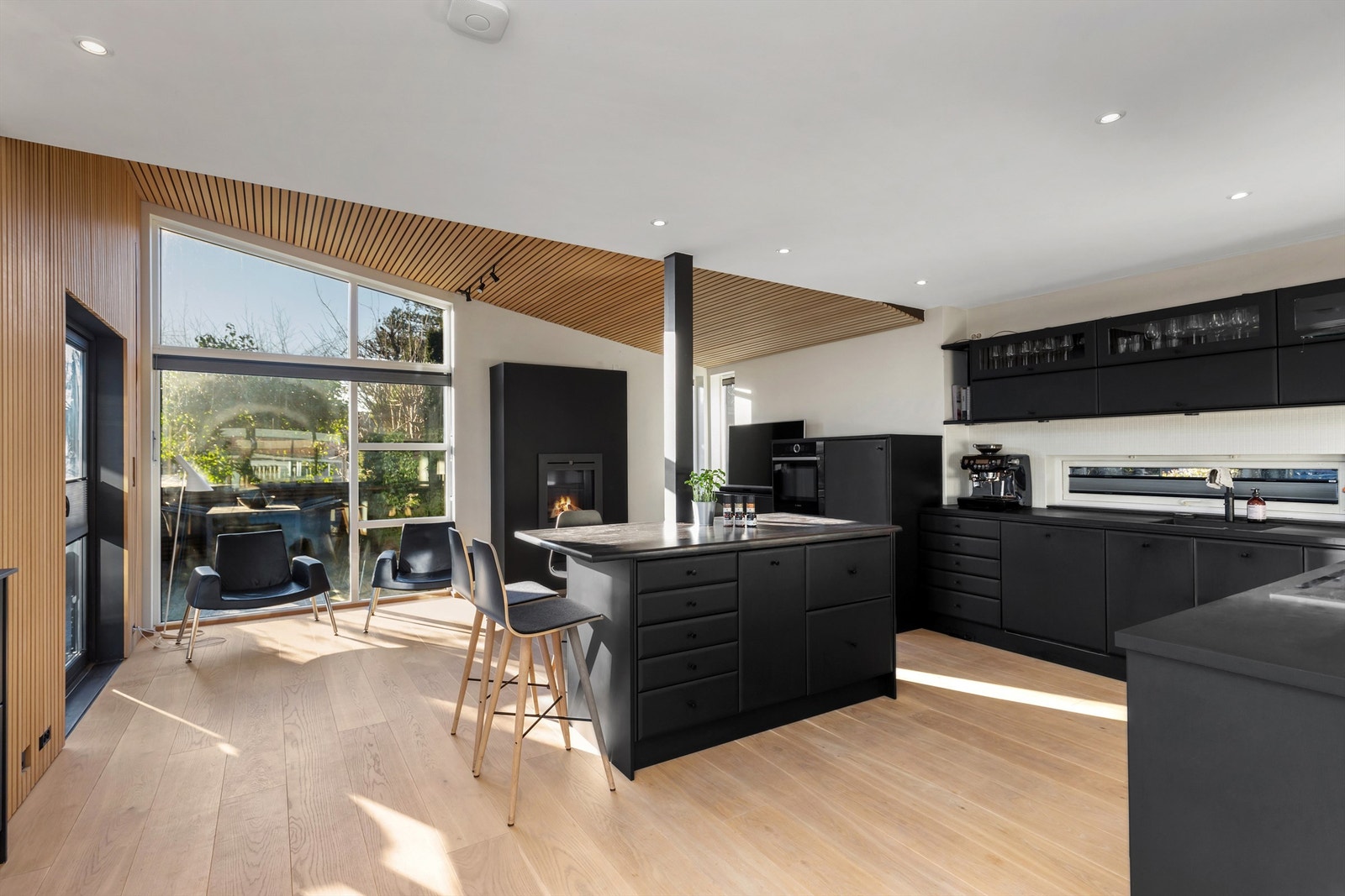 Romslig kjøkken med peis Galleribilde