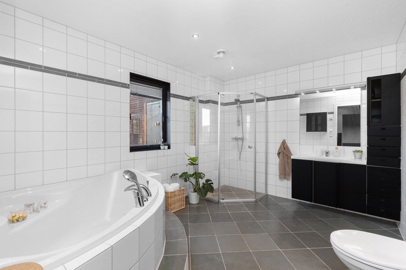 Stor helfliset bad i 1.etasje Galleribilde