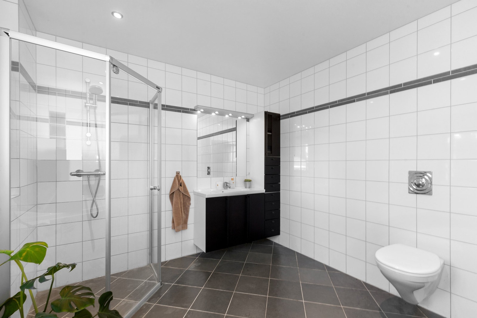 Bade har både dusj, badekar og vegghengt toalett Galleribilde