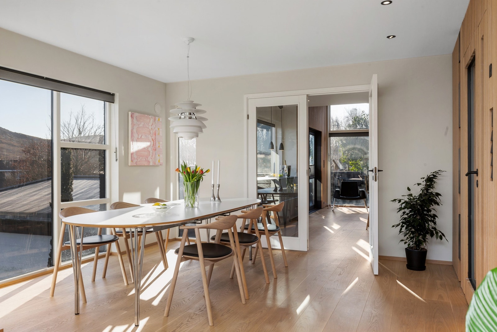 Stue med god plass til spisestue Galleribilde