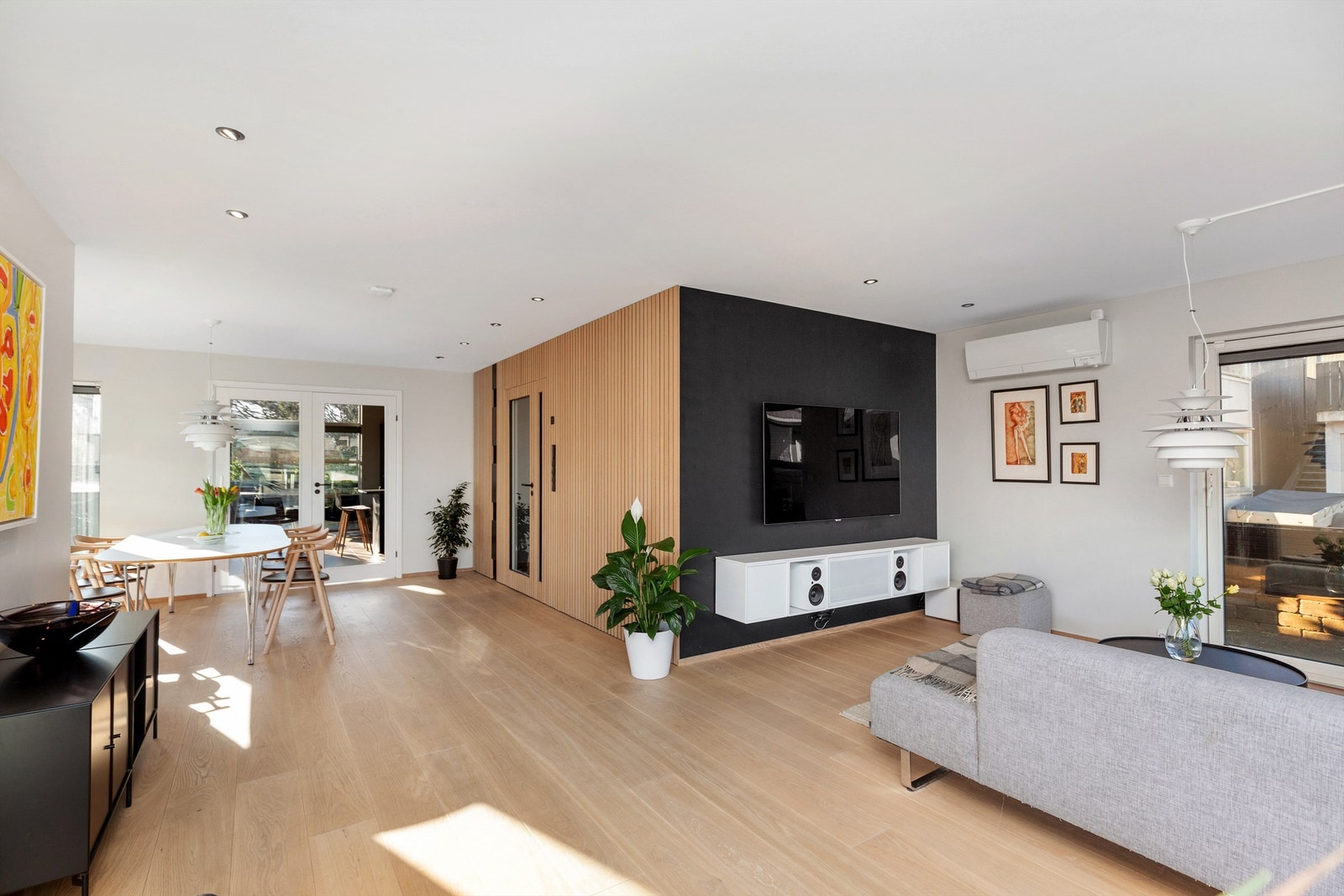 I stuen er det også plass til stor spisebord Galleribilde