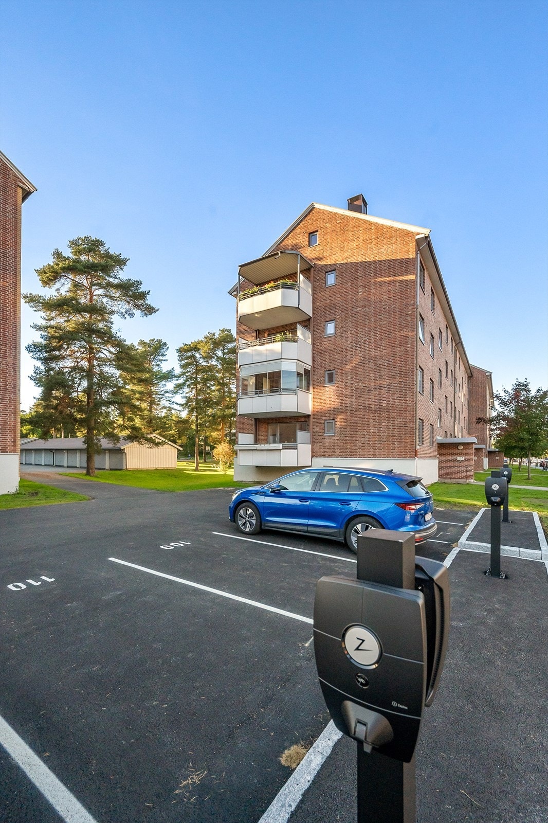 Det er mulighet for parkeringsplass og garasje etter venteliste i borettslaget. Galleribilde