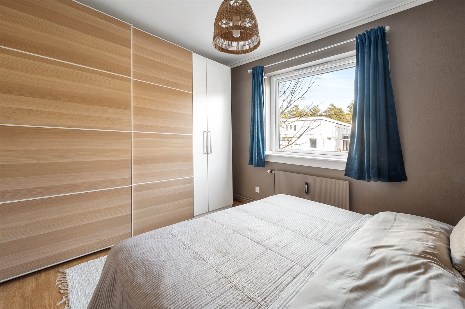 Det er radiator i stue, kjøkken og på soverom. Fyring er inkludert i felleskostnader. Galleribilde