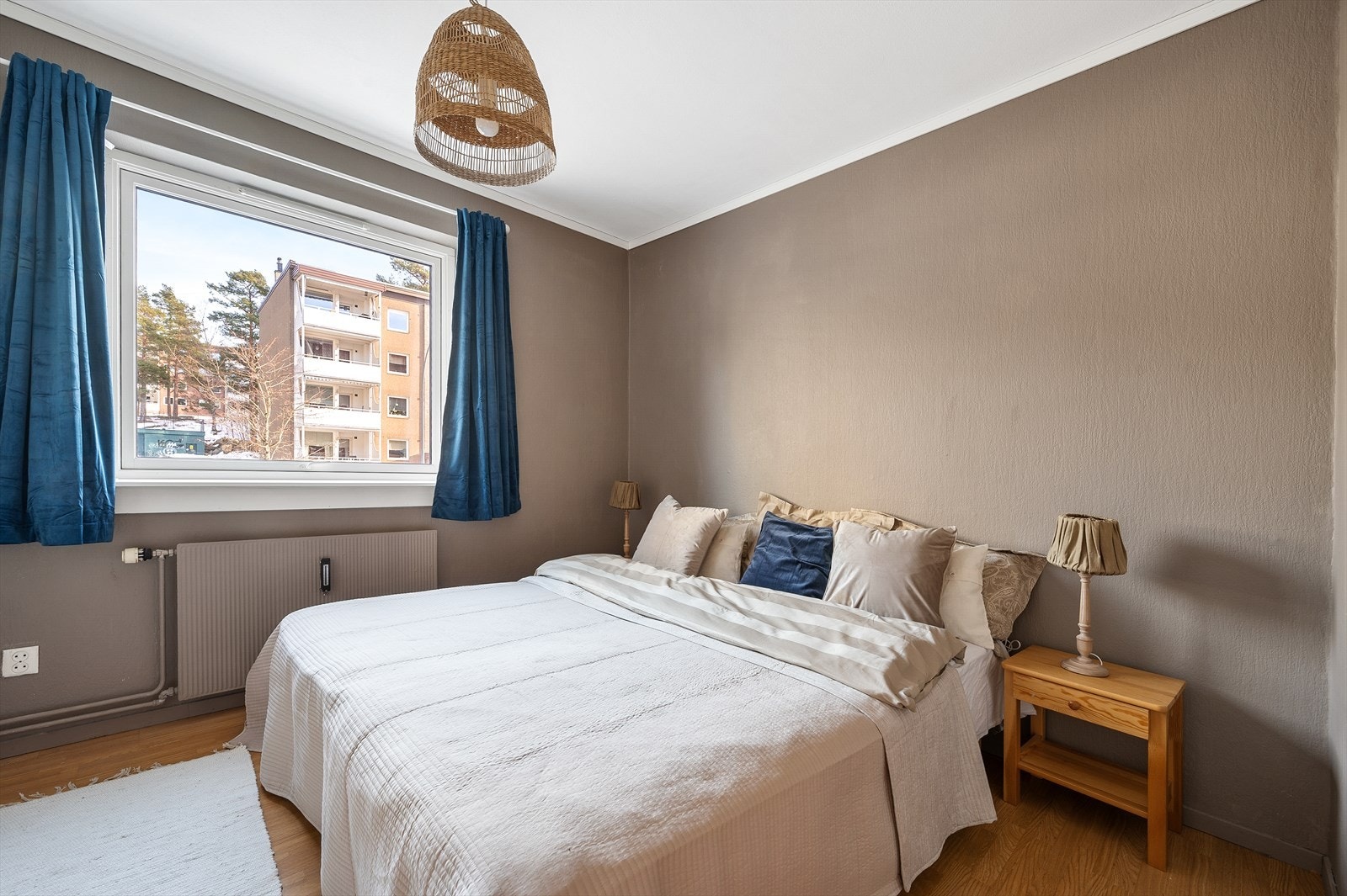 Soverommet er av god størrelse med plass til dobbeltseng og nattbord på begge sider. Galleribilde