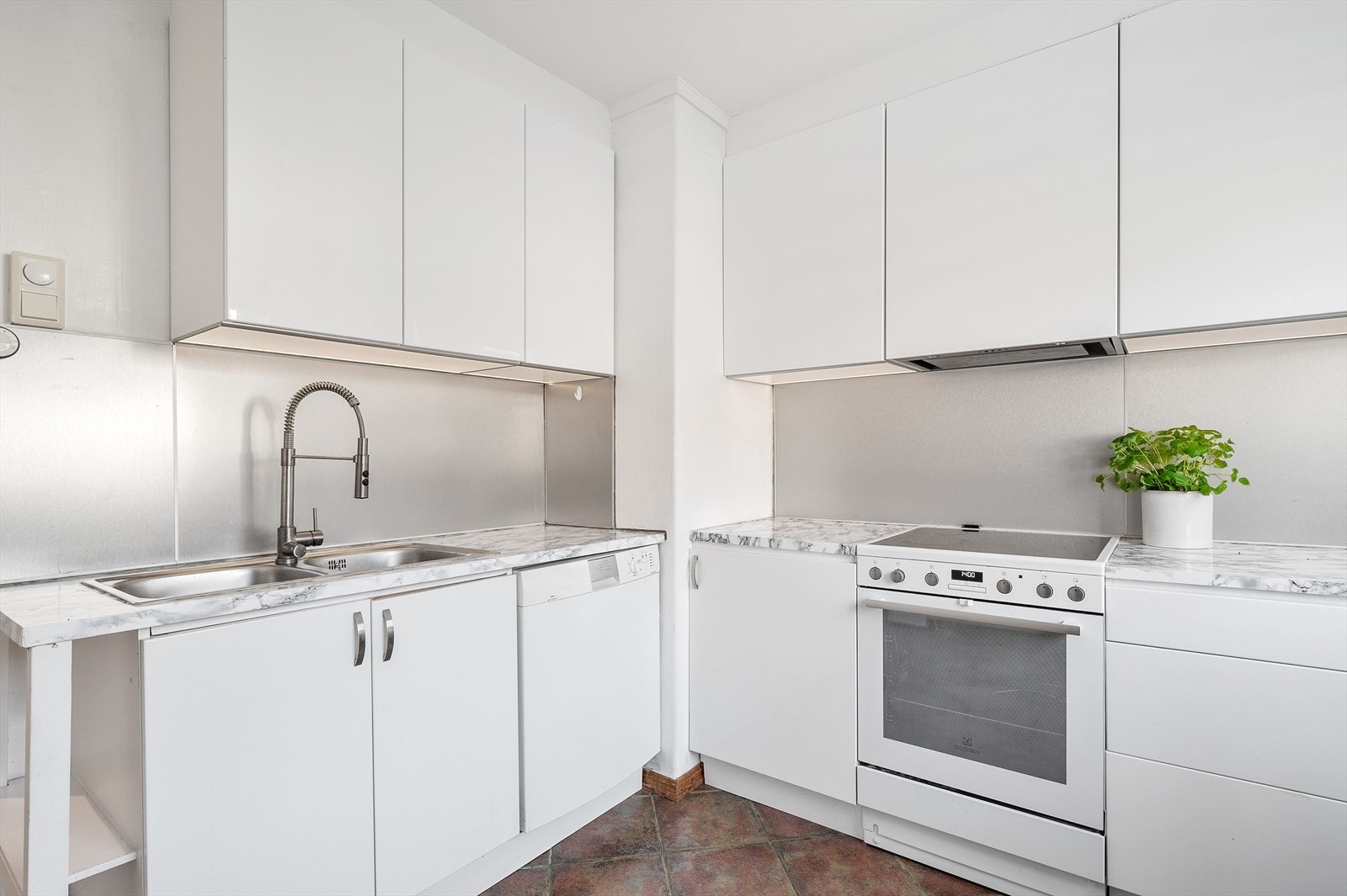 Det er belysning under overskap og svært godt med oppbevaring- og benkeplass. Galleribilde