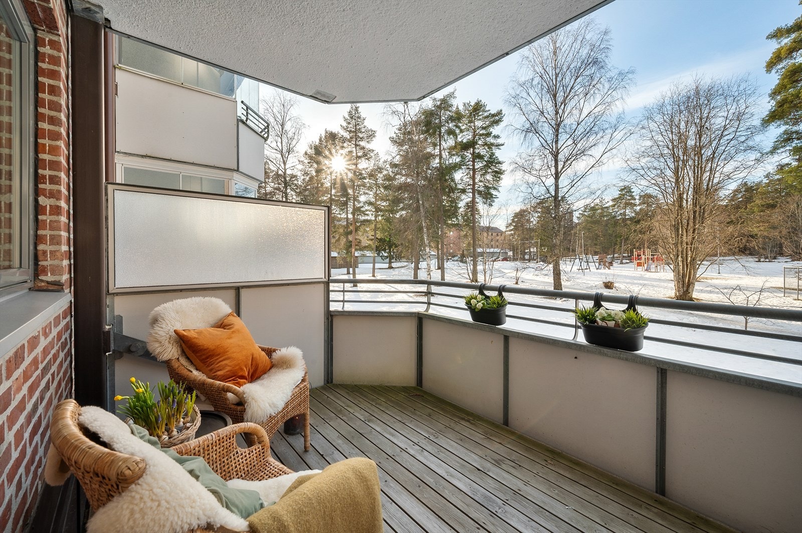 Velkommen til Vetlandsveien 61B! Solrik vestvendt balkong på 9 kvm i høy førsteetasje med utsyn mot koselig parkområde. Galleribilde