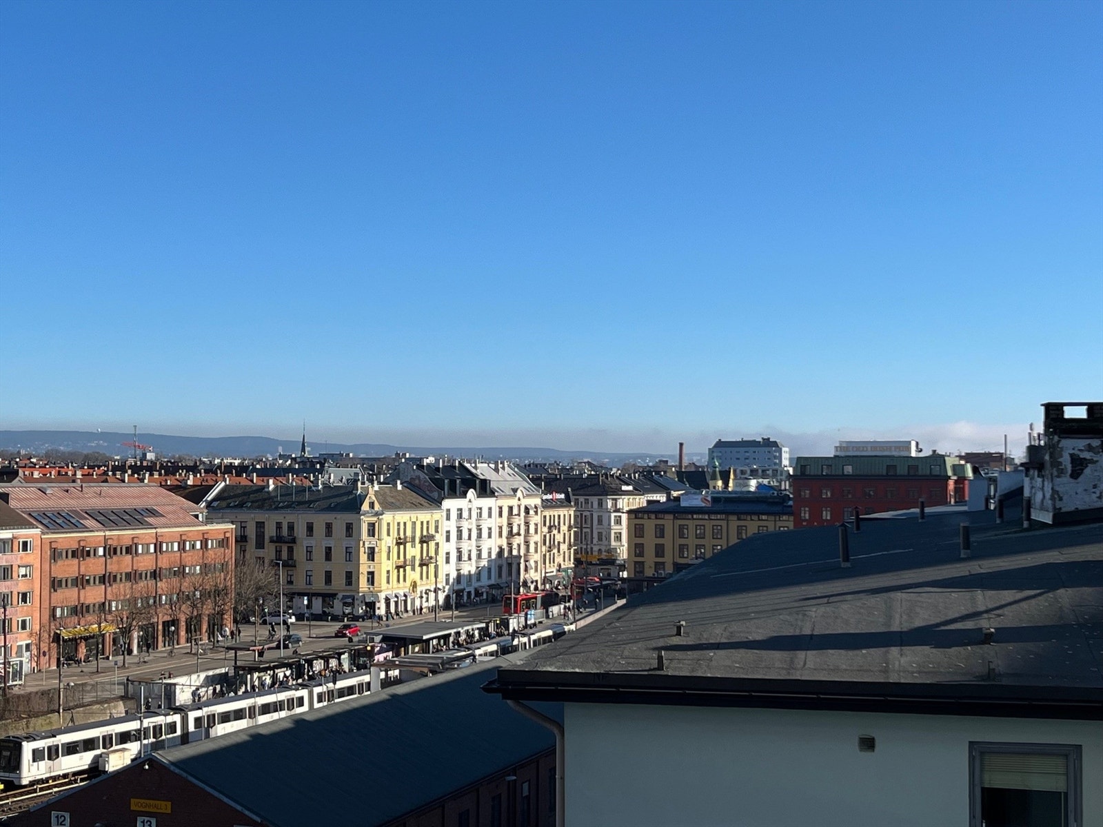 Langstrakt utsikt over hustakene og meget solrikt beliggende. Galleribilde