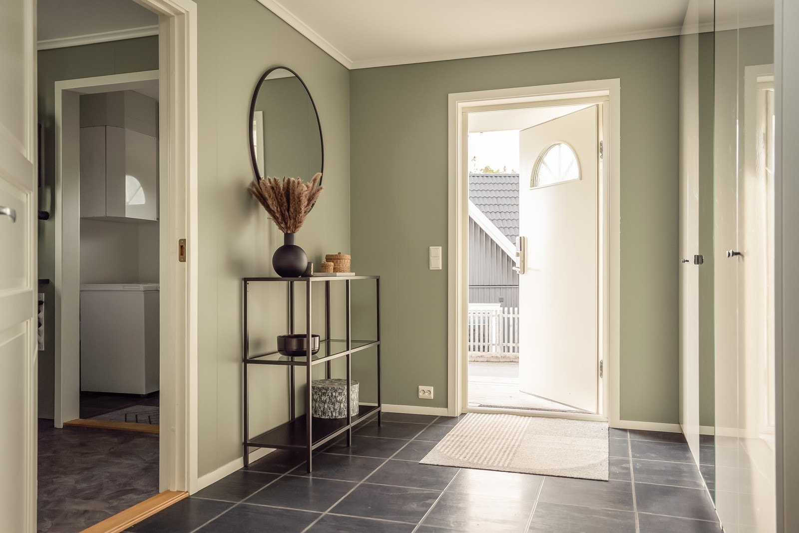 Entréen er svært romslig med stor garderobeløsning. Er er det god plass til å henge av seg yttertøy og sko. Galleribilde