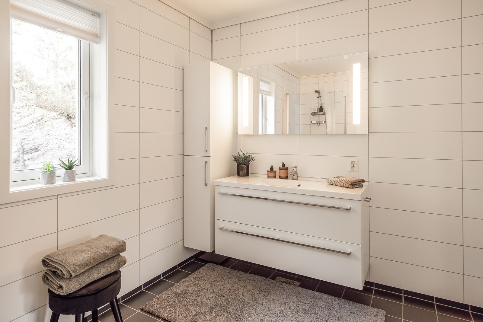 Badet har nytt våtromspanel i fra 2020 på veggene i dusjsonen. Badets utforming gjør det praktisk for barnefamilier som for eksempel kunne tenke seg å etablere stellebord eller annet. Galleribilde