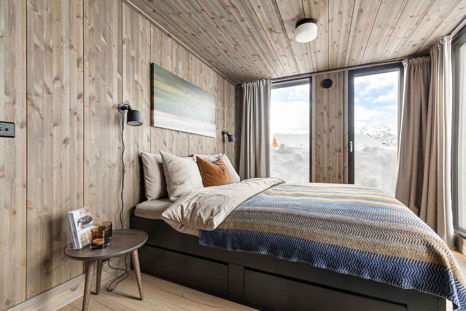 Hytta har 4 soverom. Her fra hovedsoverom i sokkeletasjen. Foto fra en tilsvarende hytte. Galleribilde