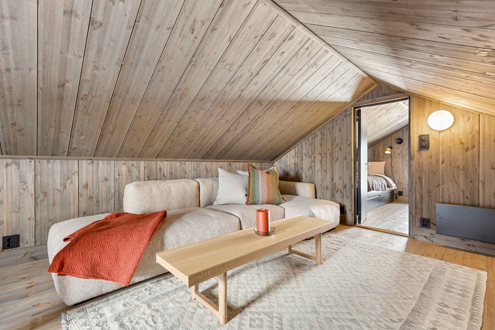 Hemsen har 2 gode rom med plass til familie og venner. Foto fra en tilsvarende hytte. Galleribilde