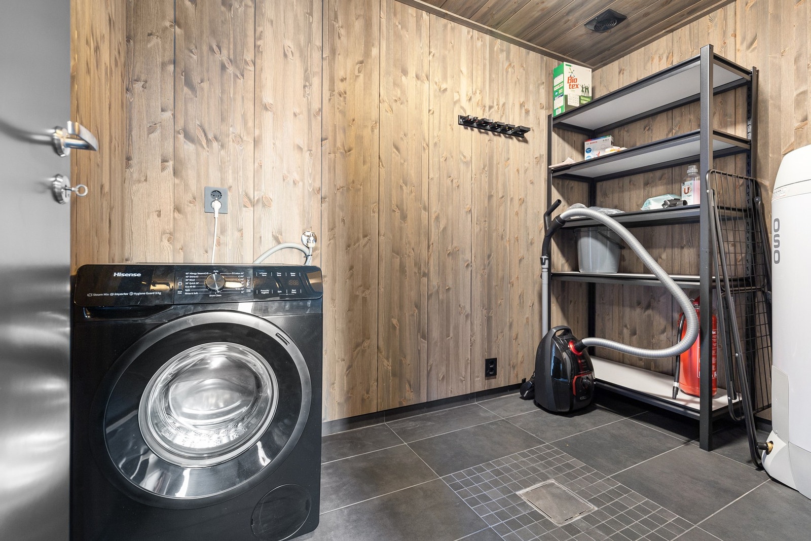 I sokkeletasjen er en romslig bod Galleribilde